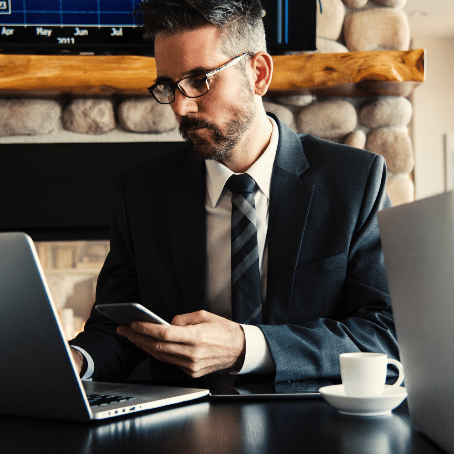 man-in-black-holding-phone-618613